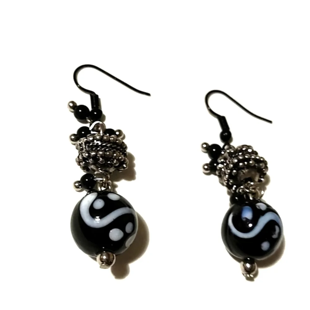 VINTAGE BLUE & WHITE HANDPAINTED GLASS BEADS SILVER-TONE HOOK DANGLE 2